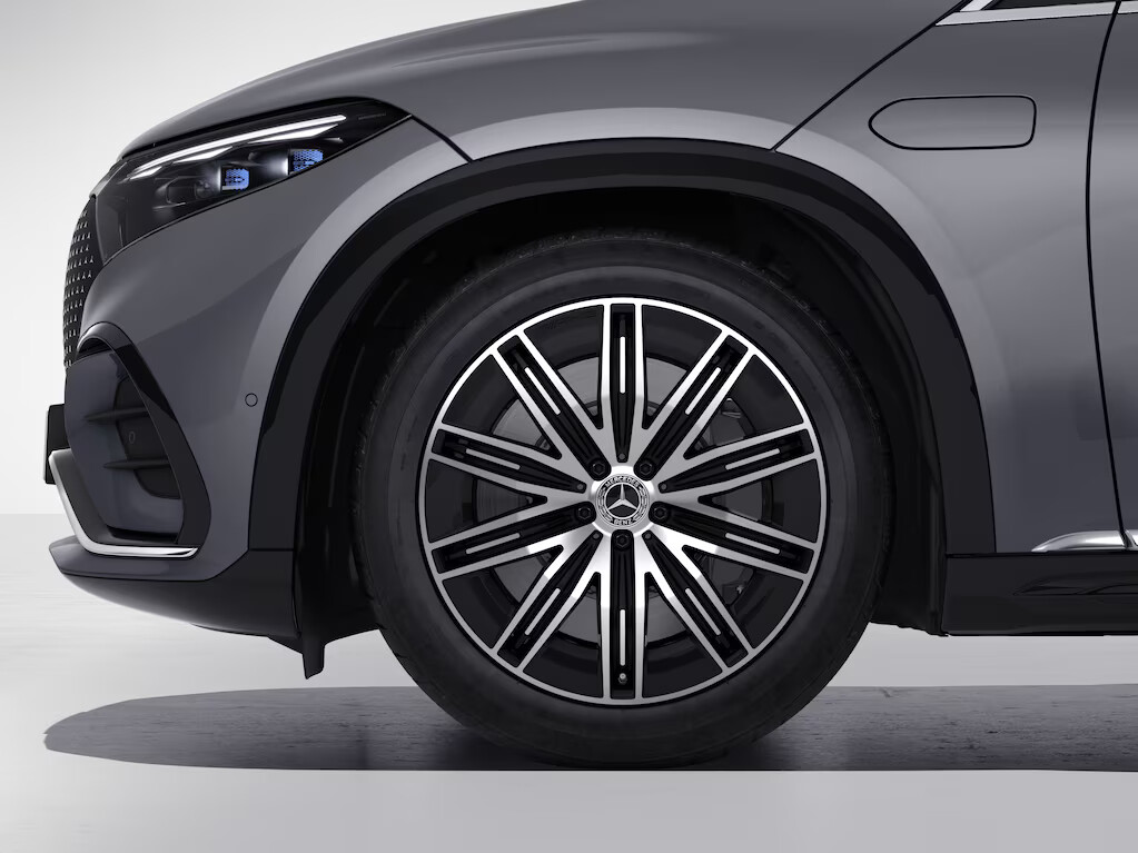 The large light-alloy wheels in dimensions ranging from 50.8 cm (20-inch) to 55.9 cm (22-inch) emphasize the sporty, robust character of the EQS SUV. The majority of wheel designs are aerodynamically optimized, contributing to the overall efficiency of the vehicle.