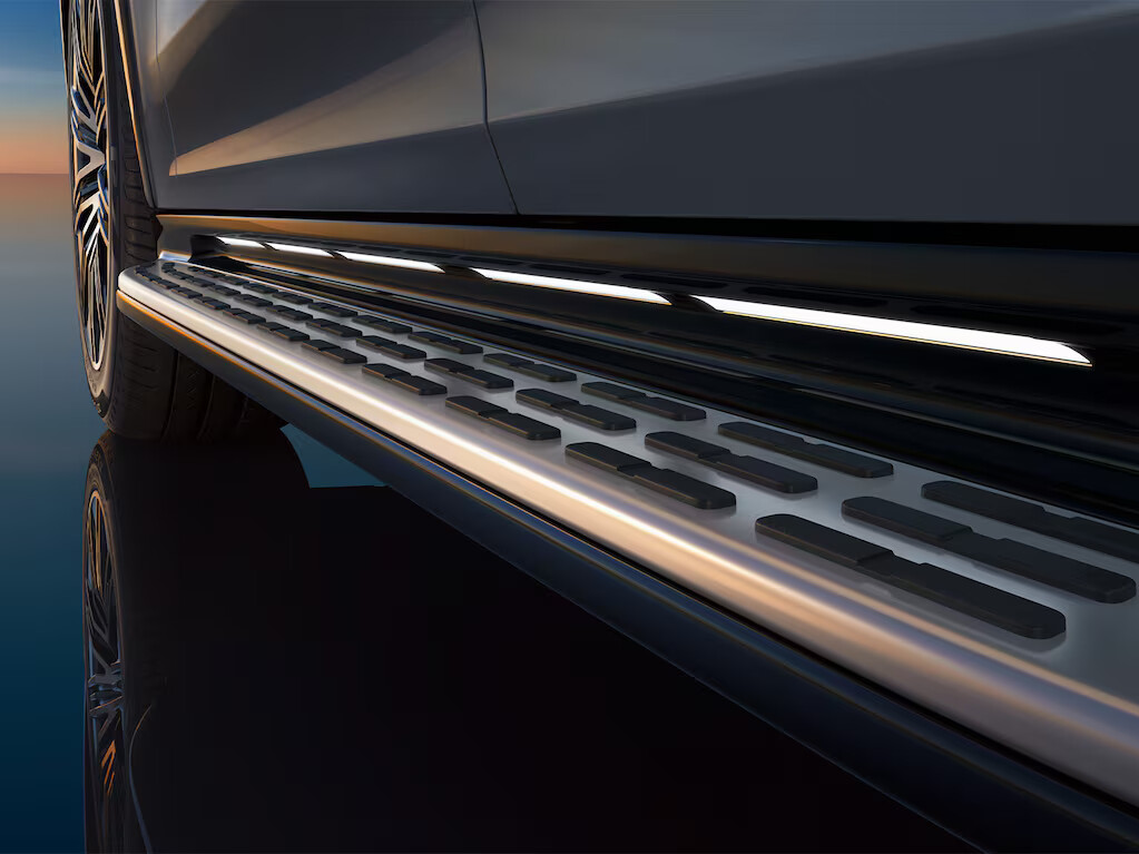 A real eye-catching feature are the illuminated, aluminum-finish running boards. They are mounted on the side at the height of the side skirts, thus making it easier for you to get into the front as well as the rear. Slip-resistant rubber studs ensure a firm foothold.