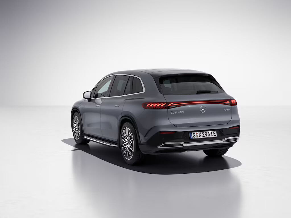 An unmistakable highlight is the elaborately designed interior of the LED rear lights: the light elements are designed in the shape of a curved 3D helix. In combination with the light strip extending across the entire width of the vehicle, the EQ light signature shows its radiance.