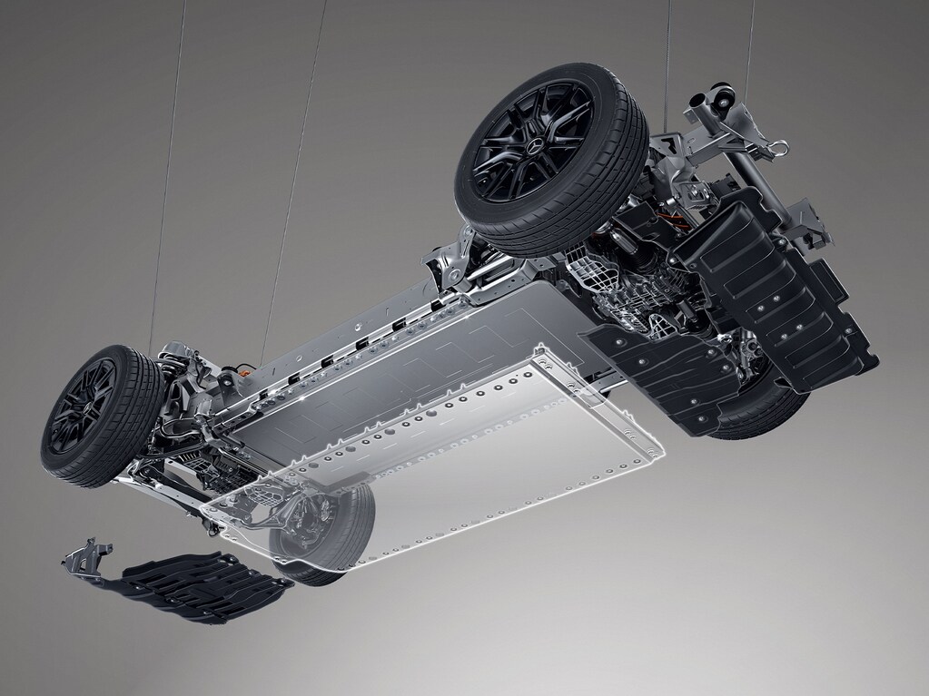 In the electric G-Class, underbody protection made of an intelligent mix of materials with carbon content is used. It increases rigidity compared to alternatives made of steel or aluminum. It also ensures long-lasting corrosion protection and saves weight. The underbody plate is 26 millimeters thick, weighs approx. 58 kilograms and is attached to the ladder frame with more than 50 steel screws.