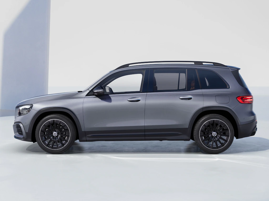 Expressive design elements with corners and edges: rounded claddings, visual underride guard and roof rails, together with the powerful proportions, give the new GLB a strong and dynamic appearance.