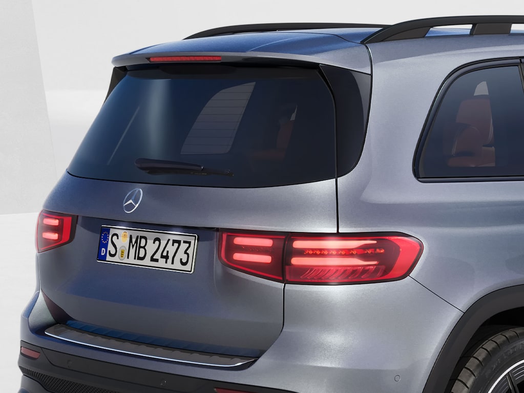 The new tail lights impress with a high-quality and precise interior design and full LED lights are now installed as standard.