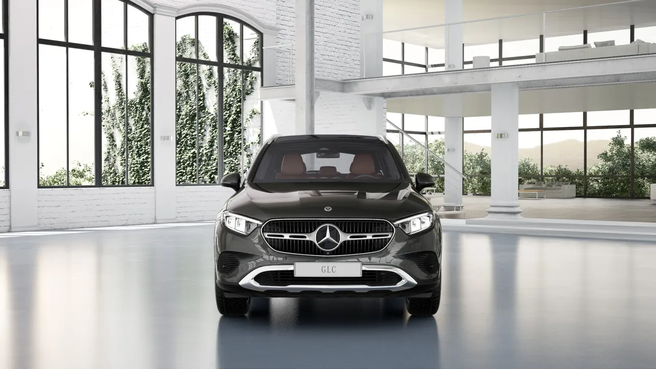 The SUV front of the GLC underscores the vehicle`s sportiness with its radiator grille with chrome surround and vertical louvres as well as the directly adjoining headlights that emphasize the width. The centrally-positioned Mercedes star is, of course, one of the familiar elements of the striking front end design.