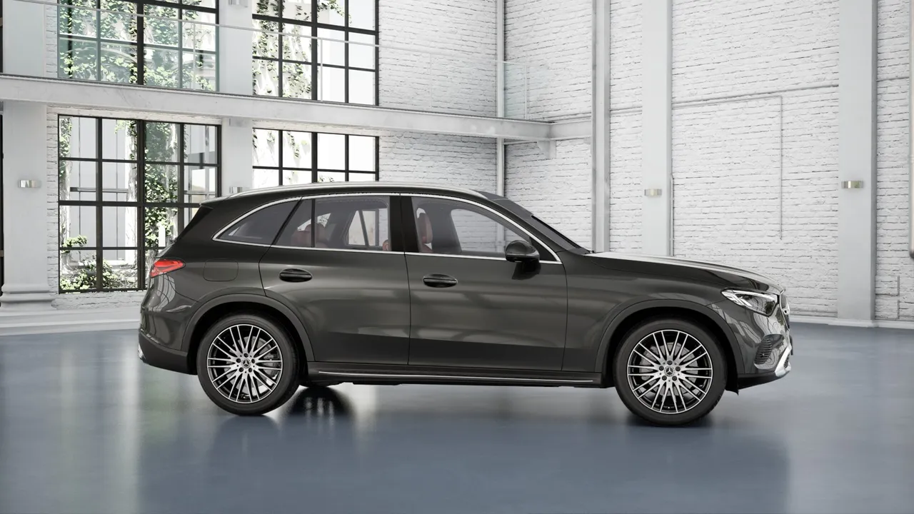 The GLC is attractive from every perspective – but in a side view, the combination of sporty design and SUV details lends it a particularly expressive look. This is largely thanks to the extensive portfolio of large-dimension, externally flush light-alloy wheels ranging in size from 45.7 cm (18 inches) to 50.8 cm (20 inches).