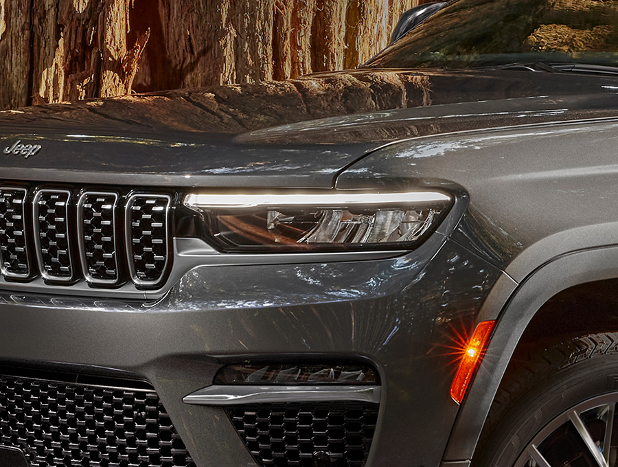 Radiating with modern design, premium LED lighting gives the Grand Cherokee an extra-special glow. Available fog lamps and standard LED headlamps and taillamps make for an impressive view whether you’re inside or outside the vehicle.