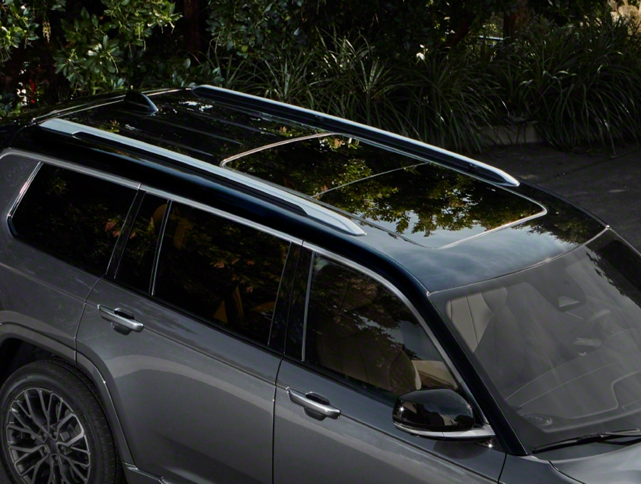 Redesigned and rethought from the ground up to the top, the available black roof creates a two-tone look that separates Grand Cherokee from the crowd.