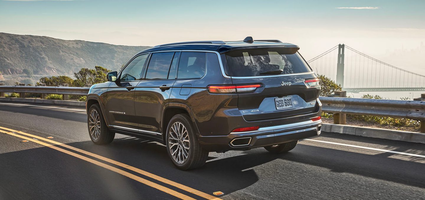 The sculpted Grand Cherokee exterior with a tapered roof boosts aerodynamic performance without sacrificing space. A full suite of available premium LED lighting completes the picture.