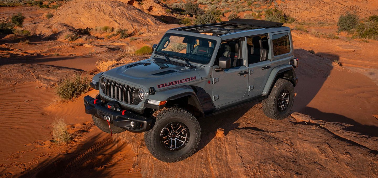 The Jeep® Wrangler is made from unmistakable design and authentic style. In the iconic exterior offers a refreshed seven-slot grille, while the rugged interior is equipped with updated features and comfort.