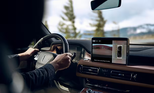 Get a bird’s-eye view on keeping you confident behind the wheel. A series of cameras capture your surroundings and laces the scenes together to give you a 360-degree view of the areas surrounding the vehicle.