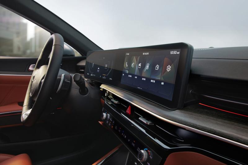 12.3 inch high-resolution LCD screen provides a near-cinematic experience.