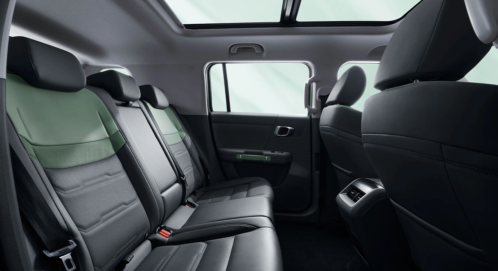 The rear seats of the new BJ30 are designed to be completely flat, which further increases the upper limit of the trunk space providing you ample amount of room for luggage space.