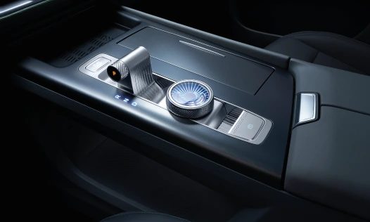 The electronic gear shift adopts a fighter jet propeller design which can be shifted with a flick of a finger.