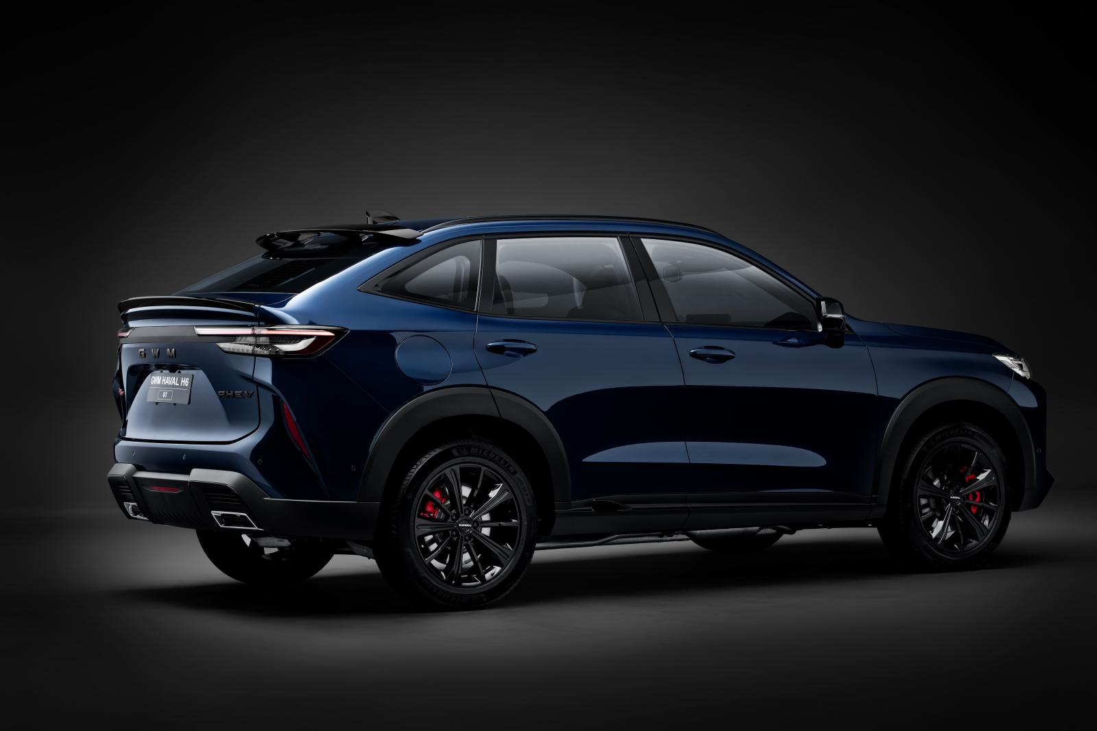 Double rear spoilers enhance downforce and stability at high speeds; optimized body reduces wind resistance.