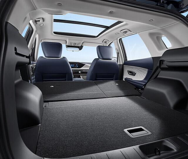 10-way adjustable backrests—rare for SUVs in this segment.
Can recline deeply for long trips or fold 180° flat for cargo expansion.
Generous knee room thanks to a 2,825 mm wheelbase.